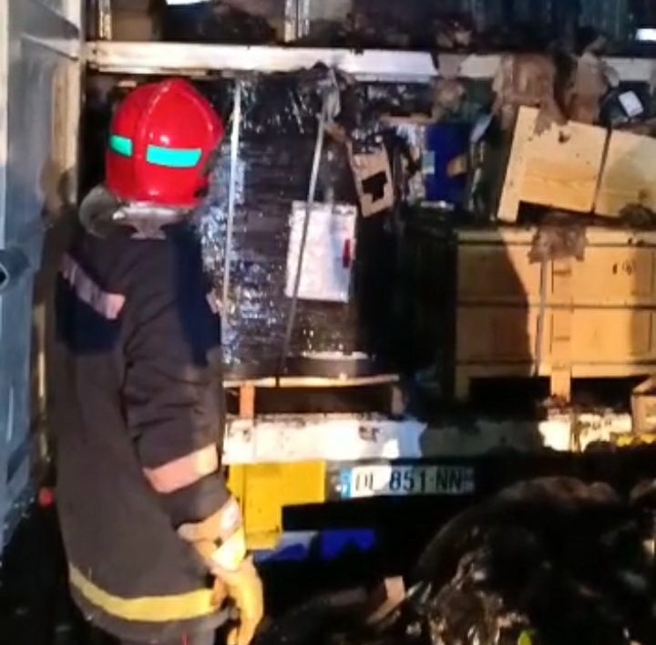 بالفيديو: حريق بشاحنة سلع محملة بمواد قابلة للاحتراق