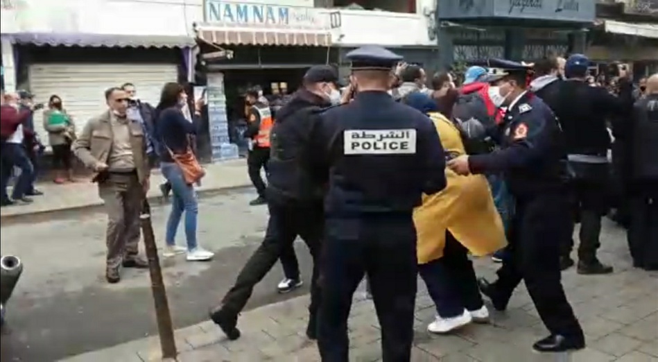 بالفيديو: منع وقفة احتجاجية لأساتذة التعاقد بالدار البيضاء بالفيديو: منع وقفة احتجاجية لأساتذة التعاقد بالدار البيضاء