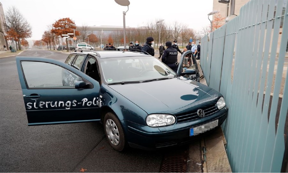سيّارة مكتوب عليها عبارات غاضبة تصدم بوابة مقرّ «ميركل» في برلين سيّارة مكتوب عليها عبارات غاضبة تصدم بوابة مقرّ «ميركل» في برلين