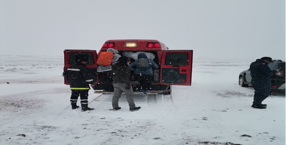 إنقاذ سياح مغاربة فاجأتهم عاصفة ثلجية قوية باميلشيل إنقاذ سياح مغاربة فاجأتهم عاصفة ثلجية قوية باميلشيل