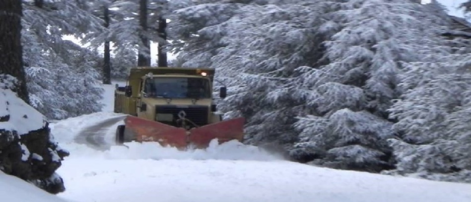 سلطات خنيفرة تتعبأ لإزاحة الثلوج وفتح الطرق المقطوعة سلطات خنيفرة تتعبأ لإزاحة الثلوج وفتح الطرق المقطوعة