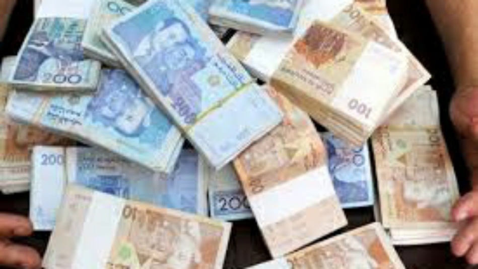 اعتقال موظف وإنذار آخرين لإرجاع مبالغ ضخمة إلى صندوق جماعة مكناس اعتقال موظف وإنذار آخرين لإرجاع مبالغ ضخمة إلى صندوق جماعة مكناس