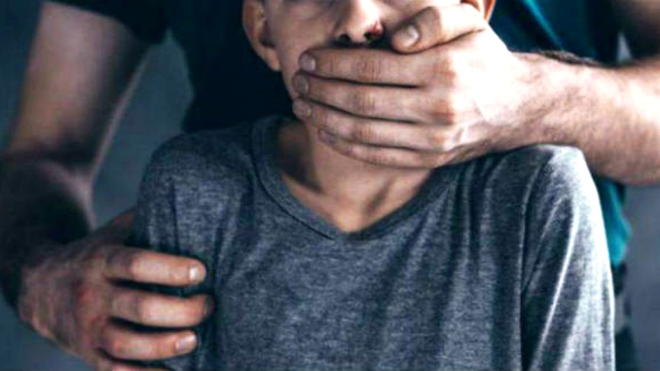 إعتقال خياط عرض طفلاً قاصراً لاعتداءات جنسية متكررة إعتقال خياط عرض طفلاً قاصراً لاعتداءات جنسية متكررة