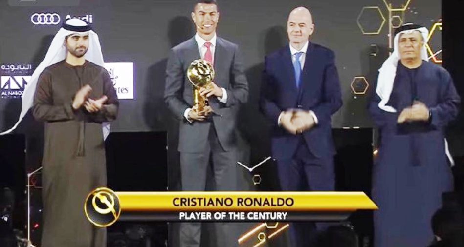 تعليق كريستيانو رونالدو بعد فوزه بجائزة لاعب القرن بدبي