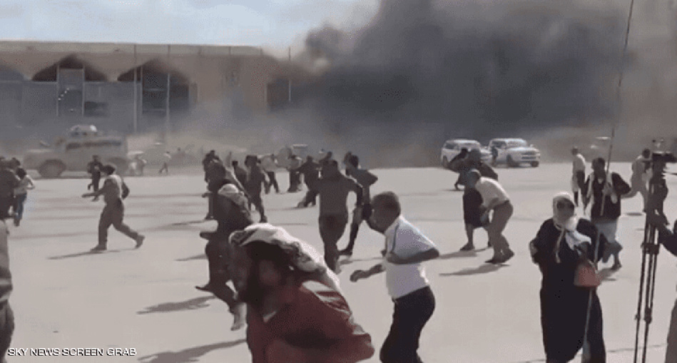 انفجارات إستهدفت مطار عدن مع وصول الحكومة الجديدة