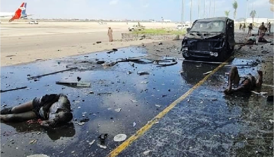 انفجارات إستهدفت مطار عدن مع وصول الحكومة الجديدة انفجارات إستهدفت مطار عدن مع وصول الحكومة الجديدة
