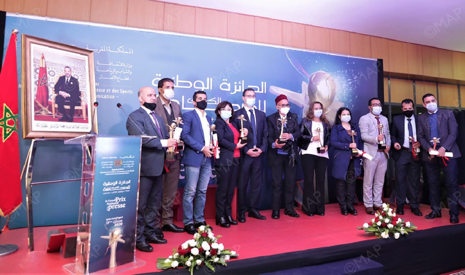تتويج الفائزين بالجائزة الوطنية الكبرى للصحافة في دورتها الـ 18 تتويج الفائزين بالجائزة الوطنية الكبرى للصحافة في دورتها الـ 18