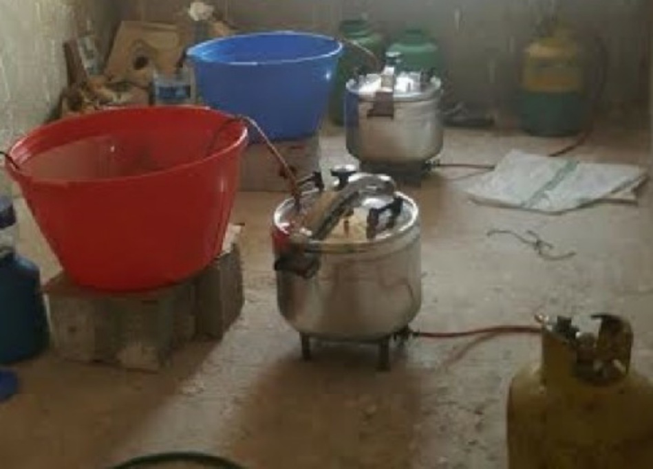 الفقيه بن صالح.. ثلاثيني صانع ومروج الشراب "ما حيا" في قبضة العدالة الفقيه بن صالح.. ثلاثيني صانع ومروج الشراب "ما حيا" في قبضة العدالة