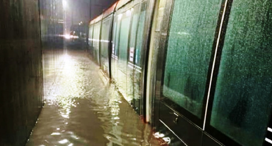 بسبب الأمطار الغزيرة.. إضطراب كبير في حركة شبكة طرامواي الدار البيضاء بسبب الأمطار الغزيرة.. إضطراب كبير في حركة شبكة طرامواي الدار البيضاء