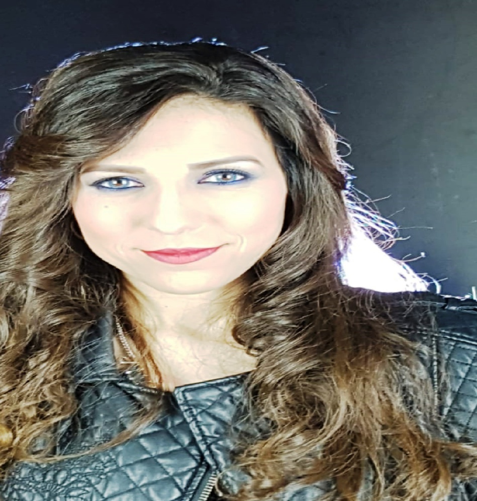 الفنانة المغربية جوليا تتألق في اللون الكلاسيكي الفنانة المغربية جوليا تتألق في اللون الكلاسيكي