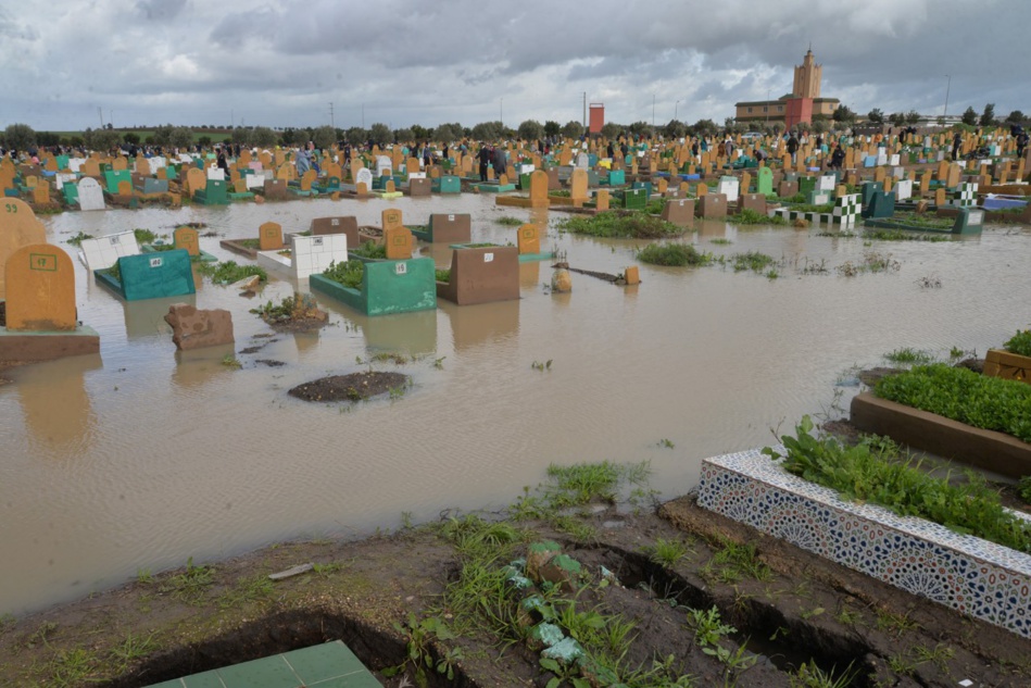 مياه الأمطار تغزو مقبرة الغفران بالبيضاء مياه الأمطار تغزو مقبرة الغفران بالبيضاء