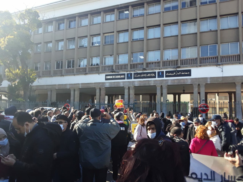 متظاهرون يرفعون شعار "ارحل" في وجه مجلس جماعة الدار البيضاء متظاهرون يرفعون شعار "ارحل" في وجه مجلس جماعة الدار البيضاء