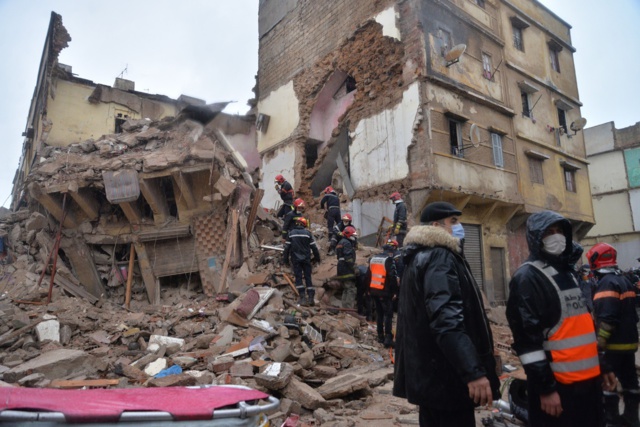 أسر بالبيضاء تبيت بالشارع العام مواجهة قساوة البرد عقب إخلاء منازلها أسر بالبيضاء تبيت بالشارع العام مواجهة قساوة البرد عقب إخلاء منازلها