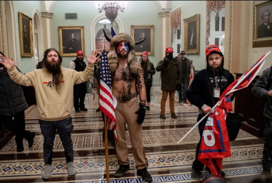 اعتقال مسؤول أمريكي متورط بأحداث الكونغرس اعتقال مسؤول أمريكي متورط بأحداث الكونغرس