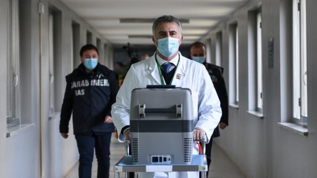 تأخر وصول اللقاح يؤجج حرب التصريحات والشائعات.. تأخر وصول اللقاح يؤجج حرب التصريحات والشائعات..