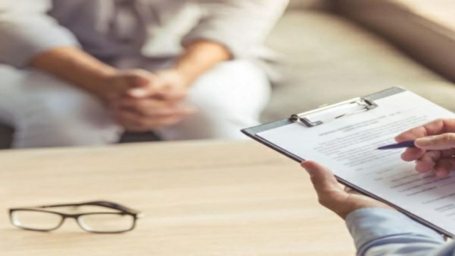 الإيقاع بطبيبة زورت مئات شواهد كوفيد الإيقاع بطبيبة زورت مئات شواهد كوفيد