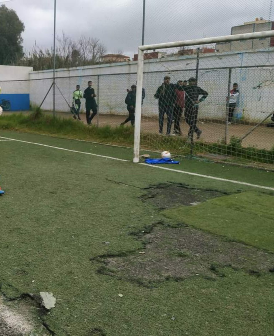 إهمال أرضية ملعب العرائش يهدد سلامة اللاعبين إهمال أرضية ملعب العرائش يهدد سلامة اللاعبين