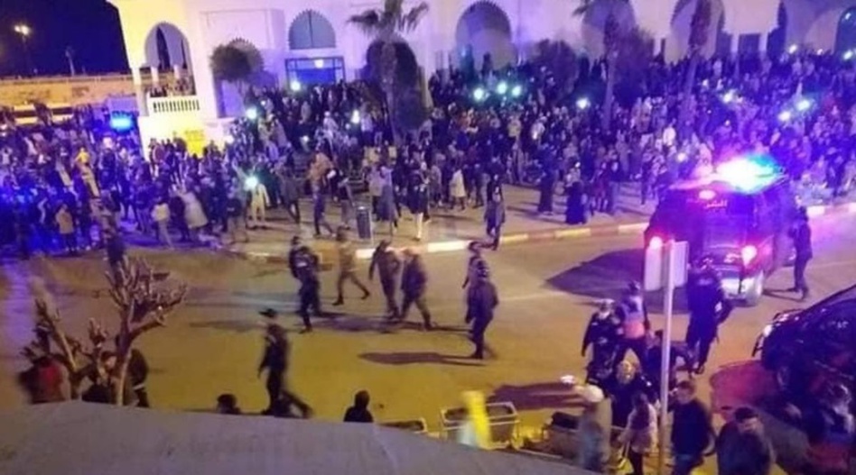 إصابة 6 عناصر من القوات العمومية خلال فض وقفة احتجاجية بالفنيدق إصابة 6 عناصر من القوات العمومية خلال فض وقفة احتجاجية بالفنيدق