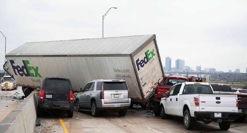 اصطدام نحو 100 سيارة بتكساس الأمريكية يُسْفِرْ عن عشرات القتلى والجرحى اصطدام نحو 100 سيارة بتكساس الأمريكية يُسْفِرْ عن عشرات القتلى والجرحى