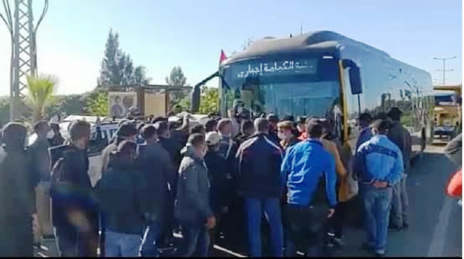 سخط عارم بمدينة الدار البيضاء بعد تخريب الحافلات الجديدة وسائقو «الطاكسيات» يحتجون بالنواصر