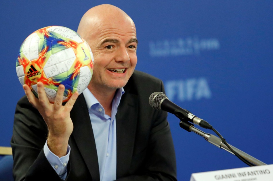 إنفانتينو يؤكد مشاركة الحكمات بكأس العالم قطر 2022
