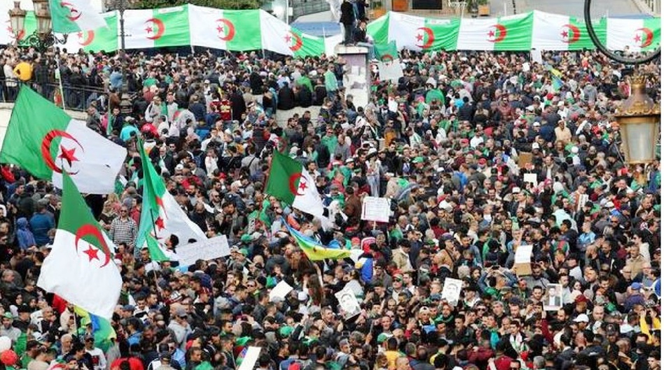 الحراك يسترجع وهجه بالجزائر وإعلام الجنرالات يتجاهله ويتهمه بالتواطؤ الحراك يسترجع وهجه بالجزائر وإعلام الجنرالات يتجاهله ويتهمه بالتواطؤ