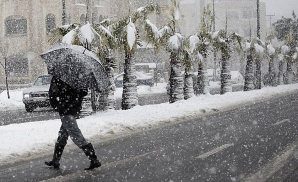 أمطار قوية وثلوج مرتقبة بعدد من المناطق المغربية خلال الأحد والإثنين