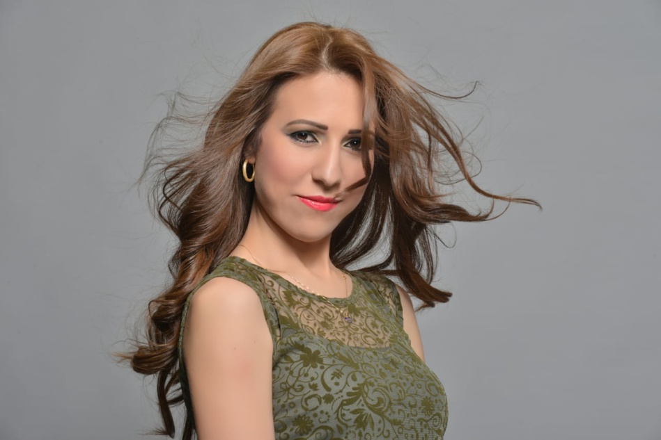 الفنانة المغربية جوليا: «الفنان الحقيقي مظلوم ببلادنا وعلى وزارة الثقافة مراجعة أوراقها» الفنانة المغربية جوليا: «الفنان الحقيقي مظلوم ببلادنا وعلى وزارة الثقافة مراجعة أوراقها»