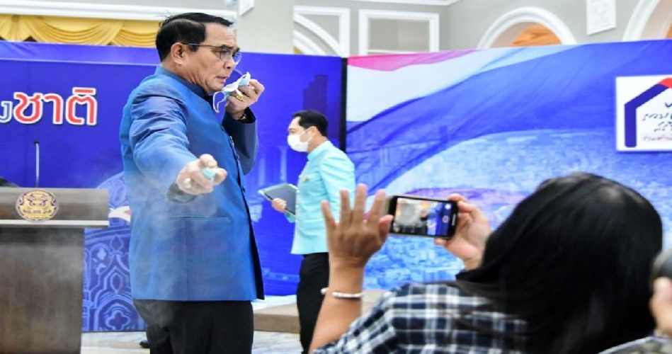 رئيس وزراء التايلاند يرش الصحافيين بمادة مطهرة بعد استيائه من سؤال! رئيس وزراء التايلاند يرش الصحافيين بمادة مطهرة بعد استيائه من سؤال!