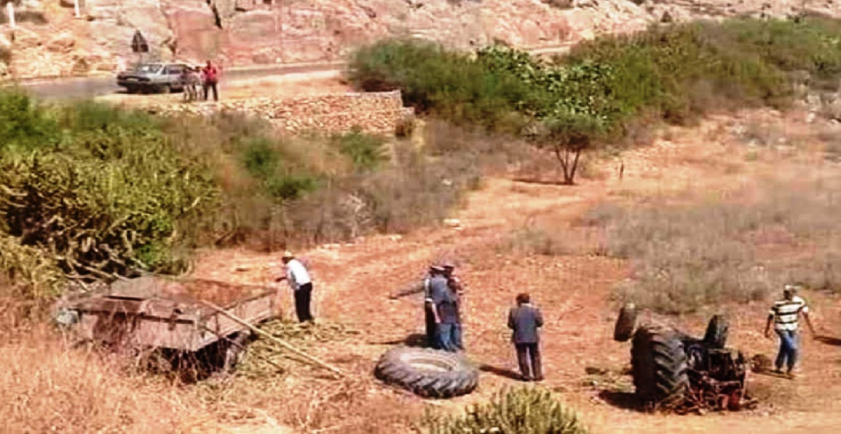 انقلاب جرار يودي بحياة سائقه نواحي كتامة بالحسيمة انقلاب جرار يودي بحياة سائقه نواحي كتامة بالحسيمة