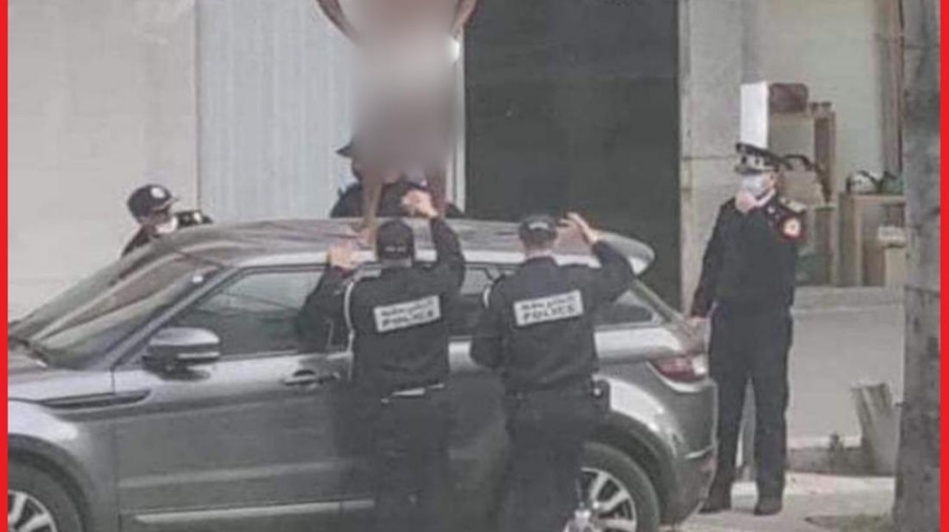 شرطة البيضاء تعتقل شخصا وقف على سطح سيارة عاريا بالشارع العام