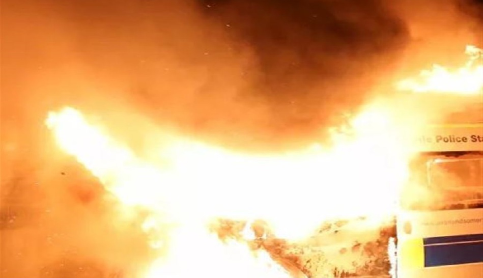 مظاهرات عنيفة بإنجلترا والنيران تلتهم سيارات للشرطة مظاهرات عنيفة بإنجلترا والنيران تلتهم سيارات للشرطة