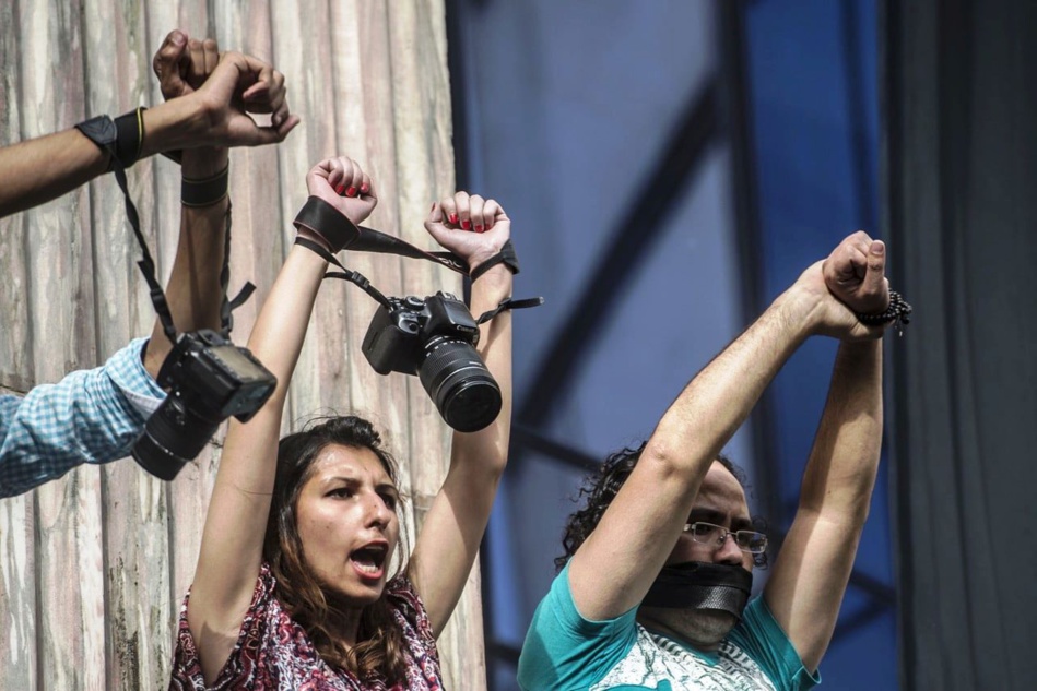 النقابة الوطنية للصحافة المغربية تنبه العناصر المشاركة في إنقاذ القانون لضرورة احترام عمل الصحافيات والصحافيين