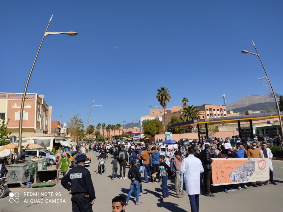 مسيرة للأساتذة المتعاقدين ببني ملال وحناجر الغاضبين والغاضبات تطالب بإسقاط التعاقد مسيرة للأساتذة المتعاقدين ببني ملال وحناجر الغاضبين والغاضبات تطالب بإسقاط التعاقد