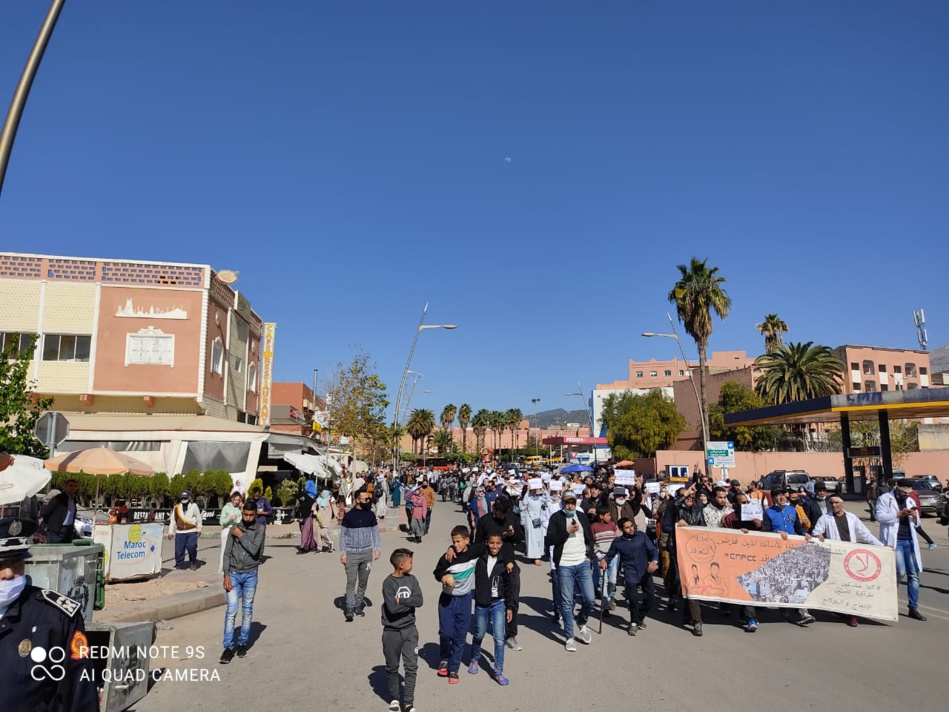 مسيرة للأساتذة المتعاقدين ببني ملال وحناجر الغاضبين والغاضبات تطالب بإسقاط التعاقد مسيرة للأساتذة المتعاقدين ببني ملال وحناجر الغاضبين والغاضبات تطالب بإسقاط التعاقد