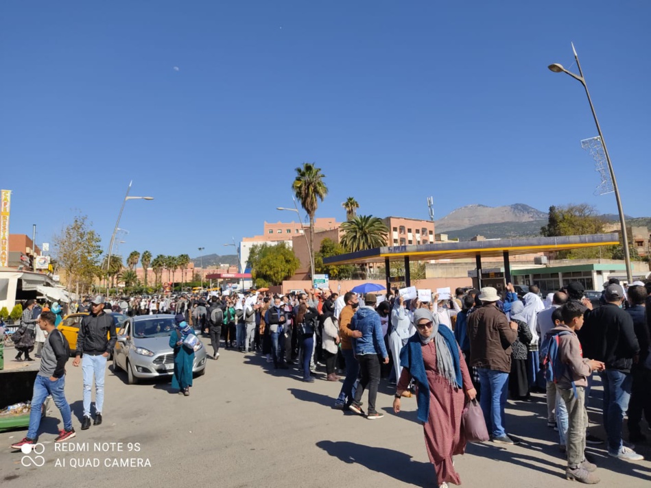 مسيرة للأساتذة المتعاقدين ببني ملال وحناجر الغاضبين والغاضبات تطالب بإسقاط التعاقد مسيرة للأساتذة المتعاقدين ببني ملال وحناجر الغاضبين والغاضبات تطالب بإسقاط التعاقد