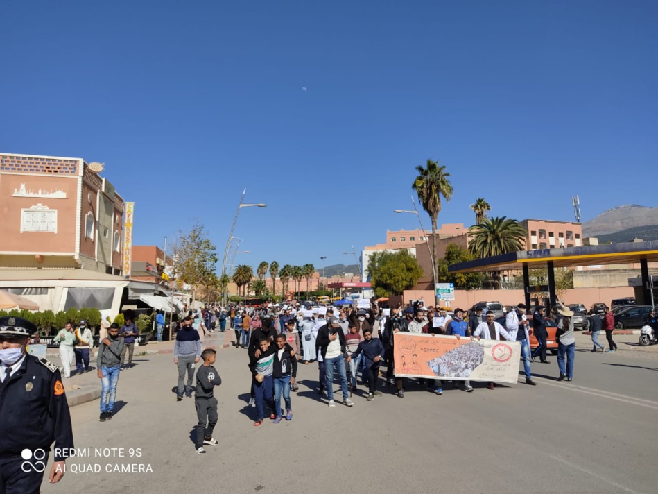 مسيرة للأساتذة المتعاقدين ببني ملال وحناجر الغاضبين والغاضبات تطالب بإسقاط التعاقد مسيرة للأساتذة المتعاقدين ببني ملال وحناجر الغاضبين والغاضبات تطالب بإسقاط التعاقد