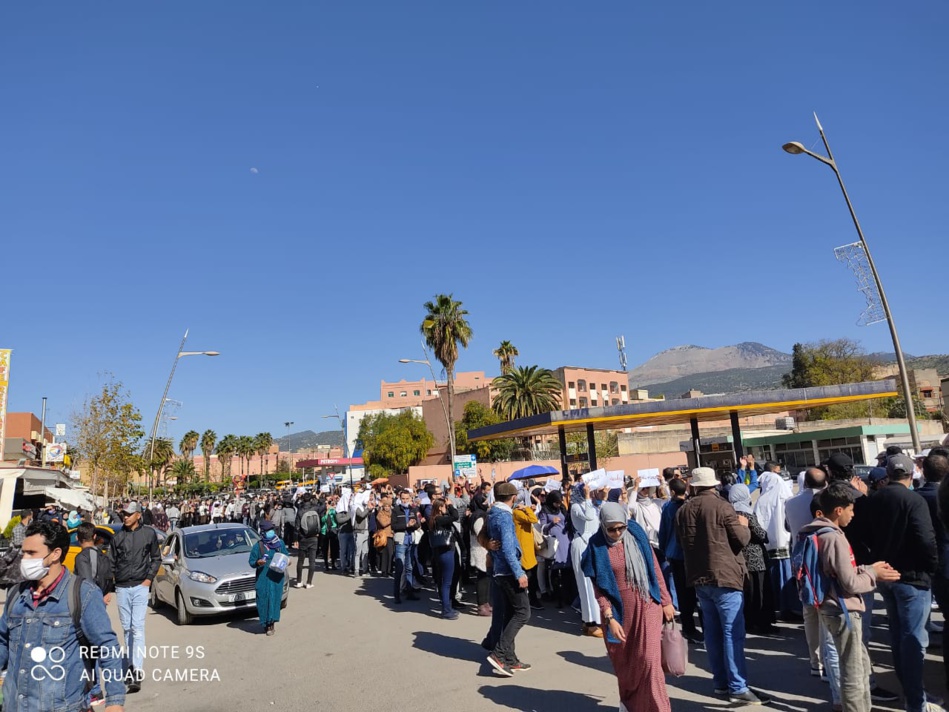 مسيرة للأساتذة المتعاقدين ببني ملال وحناجر الغاضبين والغاضبات تطالب بإسقاط التعاقد مسيرة للأساتذة المتعاقدين ببني ملال وحناجر الغاضبين والغاضبات تطالب بإسقاط التعاقد