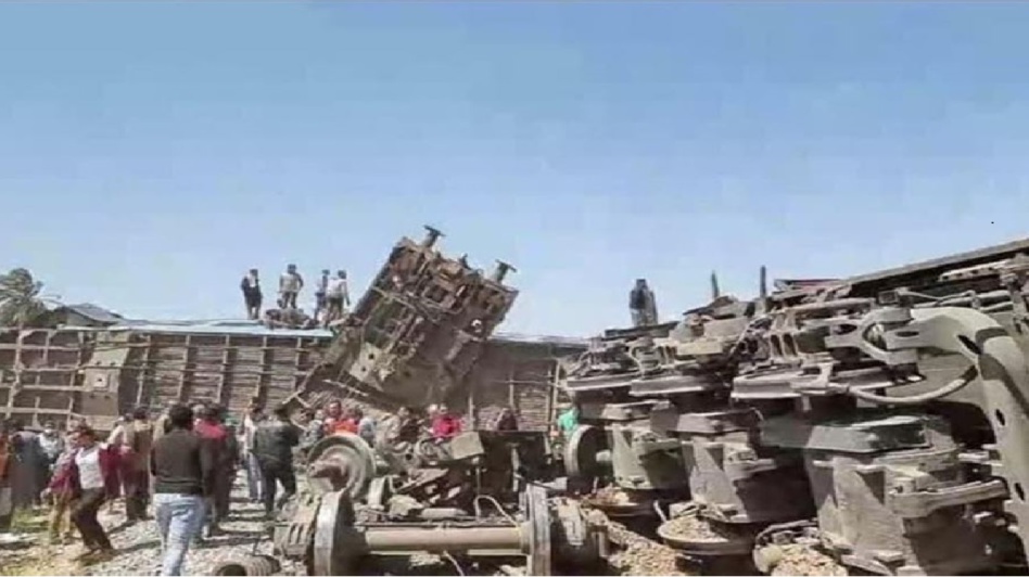 مصر.. السكك الحديدية تكشف سبب تصادم قطارين في الصعيد ووجود مجهولين وراء الحادث مصر.. السكك الحديدية تكشف سبب تصادم قطارين في الصعيد ووجود مجهولين وراء الحادث