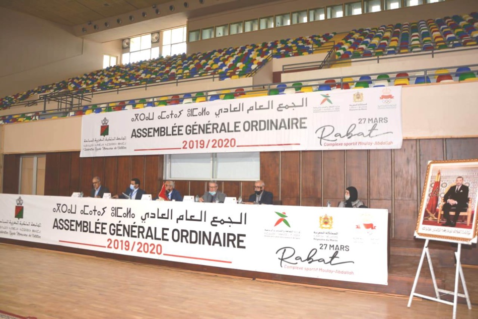 الجمع العام العادي لجامعة السباحة يطالب بفتح المسابح
