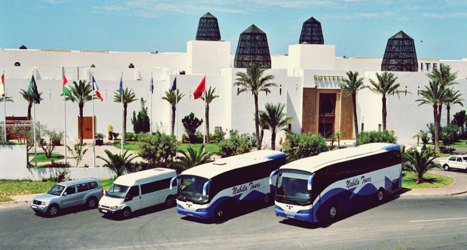 مهنيو النقل السياحي بمراكش يطالبون وزارة السياحة والتجهيز للجلوس إلى طاولة الحوار مهنيو النقل السياحي بمراكش يطالبون وزارة السياحة والتجهيز للجلوس إلى طاولة الحوار