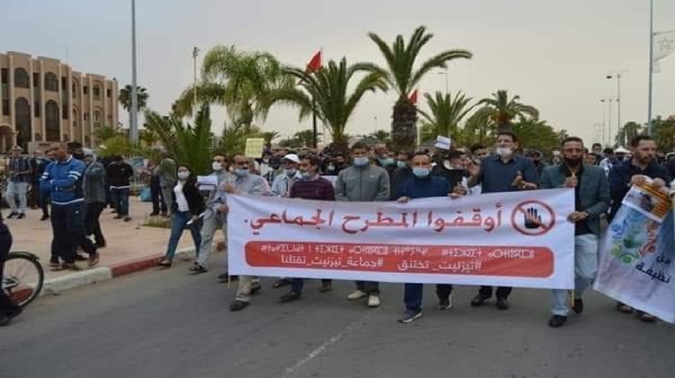 تيزنيت.. تنسيقية جمعيات أحياء الضفة الشرقية تحتج على الوضع البيئي المتردي الذي تعيشه المدينة تيزنيت.. تنسيقية جمعيات أحياء الضفة الشرقية تحتج على الوضع البيئي المتردي الذي تعيشه المدينة