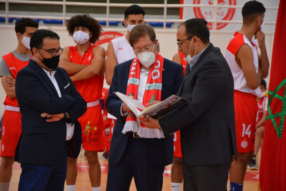 الدبلوماسية الرياضية تتعزز بسلا بحضور وفد من NBA و سفارة أمريكا بالمغرب. الدبلوماسية الرياضية تتعزز بسلا بحضور وفد من NBA و سفارة أمريكا بالمغرب.