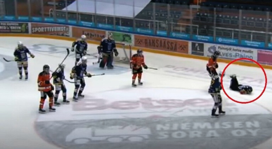 بالفيديو.. "حكم يخسر 7 من أسنانه" بعد إصابته بقرص "هوكي الجليد" بالفيديو.. "حكم يخسر 7 من أسنانه" بعد إصابته بقرص "هوكي الجليد"