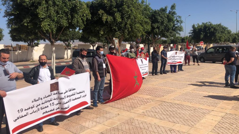 أرباب ومهنيي المقاهي بالدشيرة الجهادية يحتجون ضد قرارات الجماعة أرباب ومهنيي المقاهي بالدشيرة الجهادية يحتجون ضد قرارات الجماعة