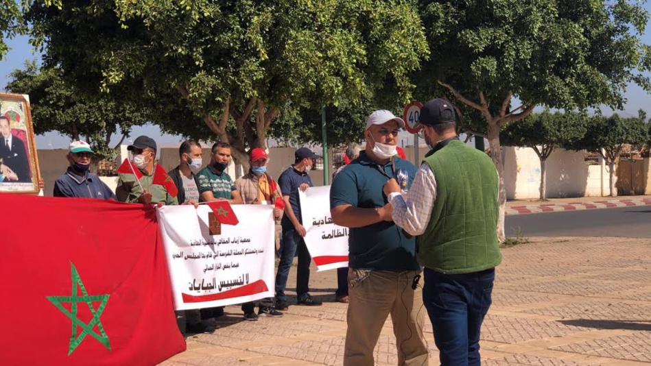 أرباب ومهنيي المقاهي بالدشيرة الجهادية يحتجون ضد قرارات الجماعة أرباب ومهنيي المقاهي بالدشيرة الجهادية يحتجون ضد قرارات الجماعة