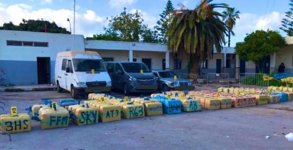 الناظور.. إحباط محاولة للتهريب الدولي للمخدرات وحجز أربعة أطنان و779 كلغ من مخدر الشيرا الناظور.. إحباط محاولة للتهريب الدولي للمخدرات وحجز أربعة أطنان و779 كلغ من مخدر الشيرا