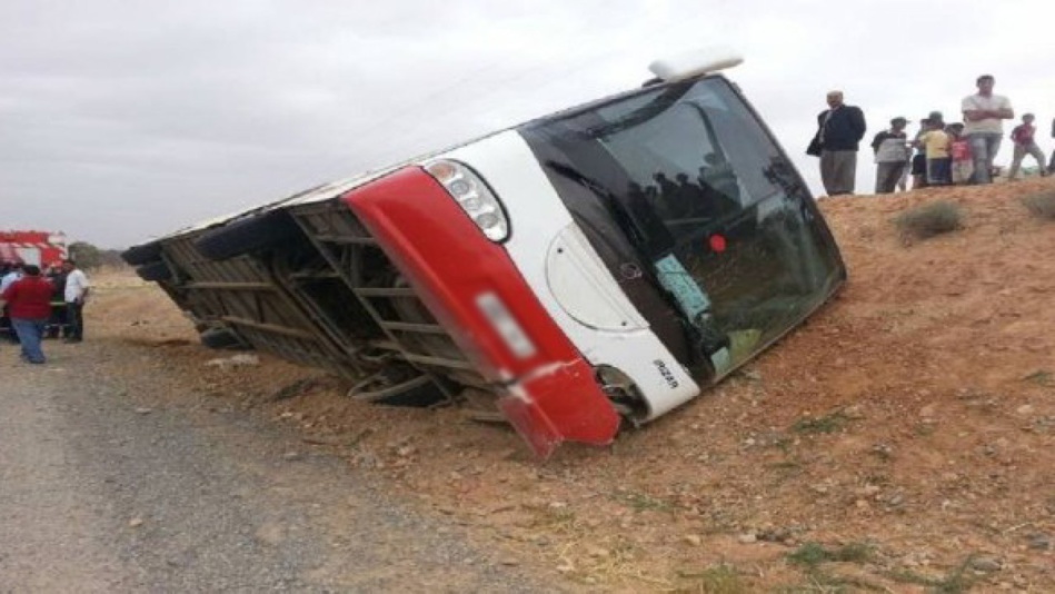 انقلاب حافلة قرب كلميم وإصابة العشرات بجروح متفاوتة انقلاب حافلة قرب كلميم وإصابة العشرات بجروح متفاوتة