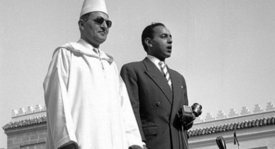 المغفور له السلطان محمد الخامس مرفوقا بالمغفور له الملك الحسن الثاني المغفور له السلطان محمد الخامس مرفوقا بالمغفور له الملك الحسن الثاني