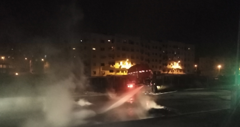 فوضى ورعب لمراهقين خرقوا حظر التنقل الليلي وأضرموا النار وسط الطريق بسطات فوضى ورعب لمراهقين خرقوا حظر التنقل الليلي وأضرموا النار وسط الطريق بسطات